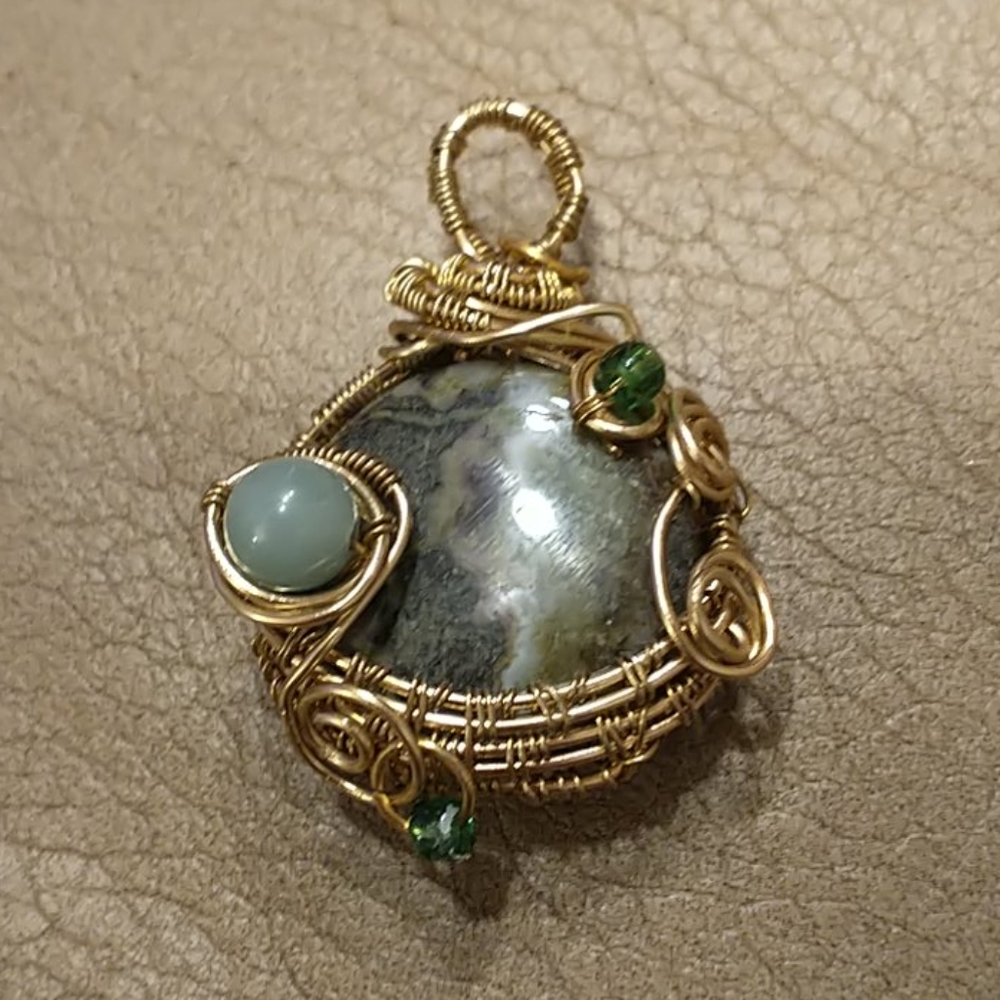 🇨🇦 Wire Wrapped Serpentine Pendant
